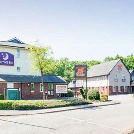 Premier Inn Newport Wales Экстерьер фото