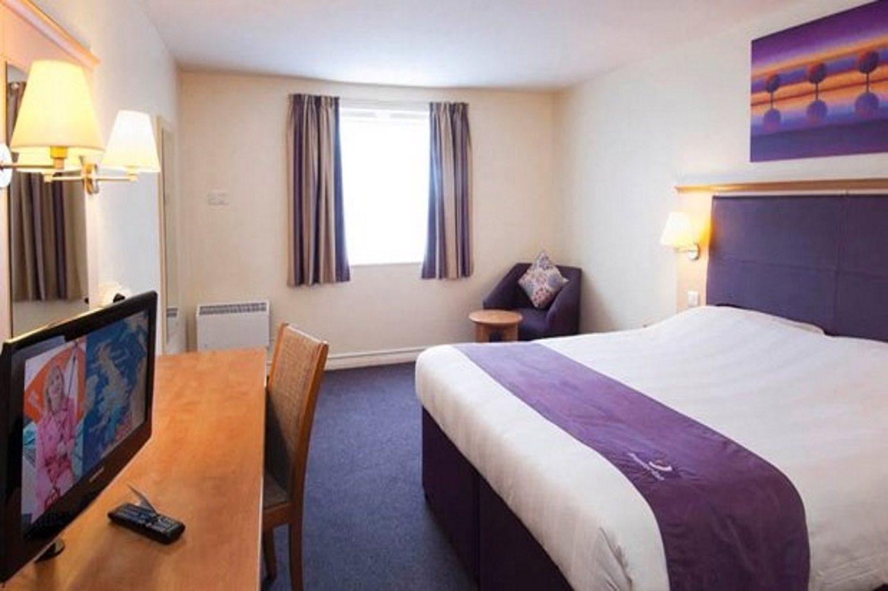 Premier Inn Newport Wales Экстерьер фото